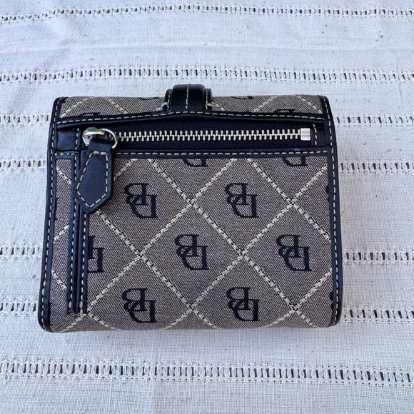 DOONEY & BOURKE VINTAGE SIGNATURE CANVAS AND LEATHER  WALLET - Picture 3 of 8